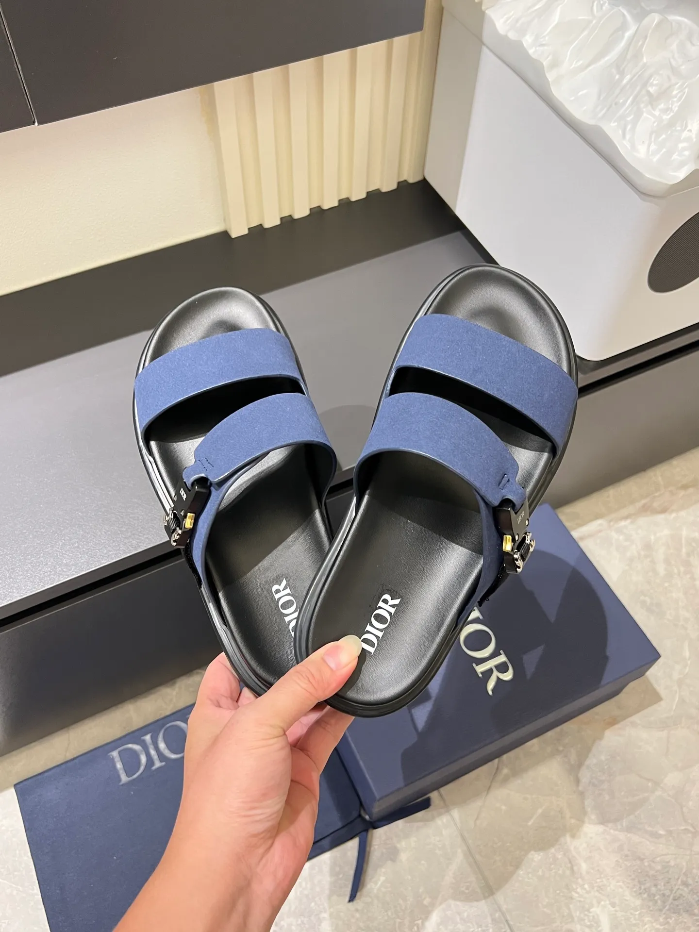 Men's Men's Shoes 💰p320 Dio* Men's Sandals Slippers. Showcasing Dior haute couture design. The Dior gray suede strap is accented with an aluminum Dior buckle for added style. Paired with a comfortable tonal notch sole, they pair easily with shorts or jeans for a sophisticated look. Main body: suede cow leather, technical fabric lining: cow leather, with adjustable straps, aluminum Dior buckle, Dior gray EVA insole, tonal notched rubber outsole splicing structure, size: 38-44 (customized at 45.46)